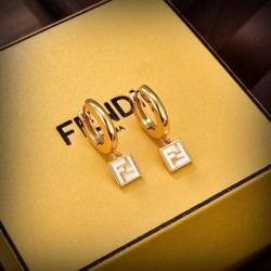 品薄状態になる春季新作 2024SS イヤリング FENDI フェンデイ