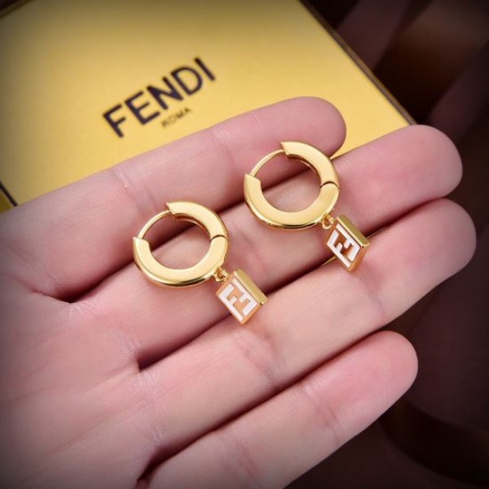 品薄状態になる春季新作 2024SS イヤリング FENDI フェンデイ 品薄状態になる春季新作 2024SS イヤリング FENDI フェンデイ