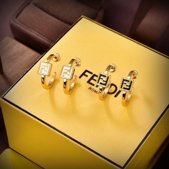 この春を迎える人気新作 2024SS イヤリング FENDI フェンデイ この春を迎える人気新作 2024SS イヤリング FENDI フェンデイ