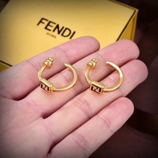 この春を迎える人気新作 2024SS イヤリング FENDI フェンデイ この春を迎える人気新作 2024SS イヤリング FENDI フェンデイ