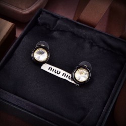 魅力を持つ 2024SS イヤリング MIU MIU ミュウミュウ