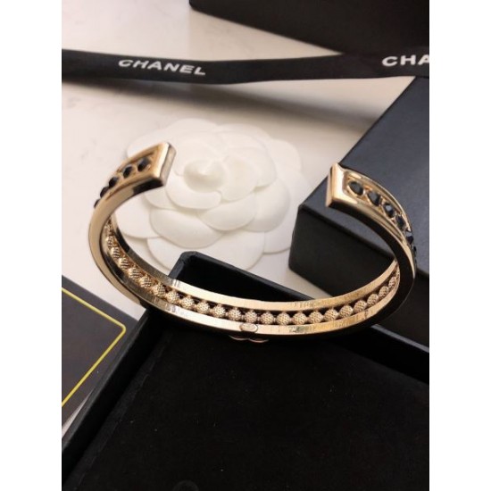 雑誌も街も人気アイテム 2024SS ブレスレット CHANEL シャネル 雑誌も街も人気アイテム 2024SS ブレスレット CHANEL シャネル