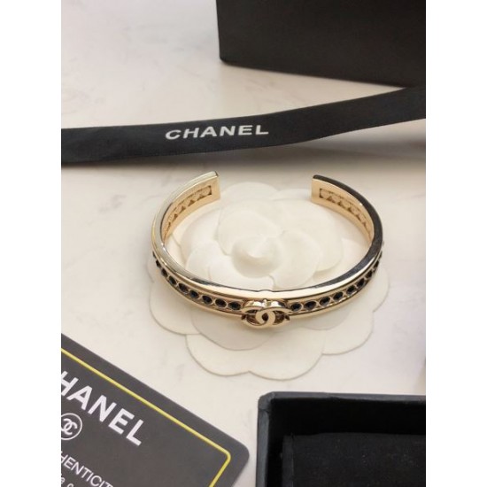 雑誌も街も人気アイテム 2024SS ブレスレット CHANEL シャネル 雑誌も街も人気アイテム 2024SS ブレスレット CHANEL シャネル