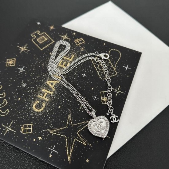 この春は目を引くスタイル 2024SS ネックレス CHANEL シャネル この春は目を引くスタイル 2024SS ネックレス CHANEL シャネル