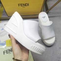 2024SS 雑誌にも人気掲載アイテム FENDI フェンデイ レディーススリッパ