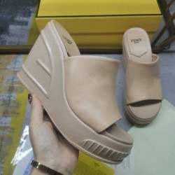 2024SS 雑誌にも人気掲載アイテム FENDI フェンデイ レディーススリッパ