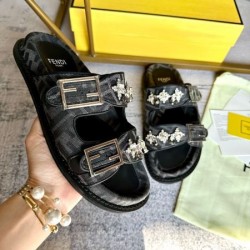 2024SS 上品なカジュアルコーデに FENDI フェンデイ レディーススリッパ