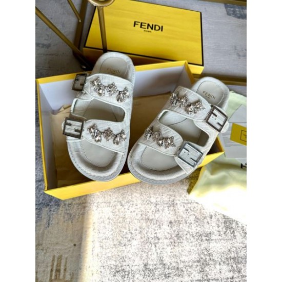 2024SS 上品なカジュアルコーデに FENDI フェンデイ レディーススリッパ 2024SS 上品なカジュアルコーデに FENDI フェンデイ レディーススリッパ