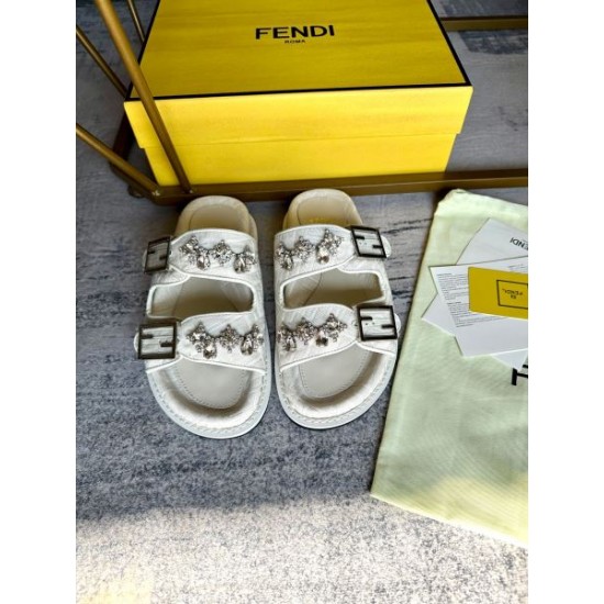 2024SS 上品なカジュアルコーデに FENDI フェンデイ レディーススリッパ 2024SS 上品なカジュアルコーデに FENDI フェンデイ レディーススリッパ