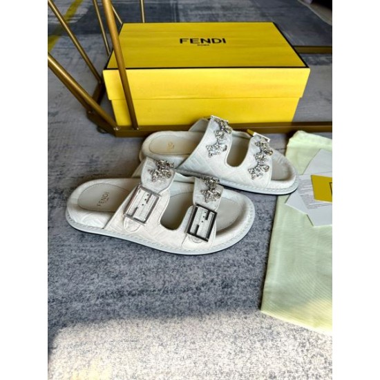 2024SS 上品なカジュアルコーデに FENDI フェンデイ レディーススリッパ 2024SS 上品なカジュアルコーデに FENDI フェンデイ レディーススリッパ