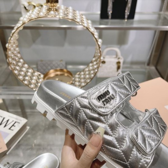 2024SS 上品な彩りに夢中 MIU MIU ミュウミュウ レディーススリッパ 2024SS 上品な彩りに夢中 MIU MIU ミュウミュウ レディーススリッパ