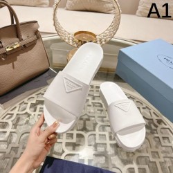 2024SS トップスからチラ見える安心 PRADA プラダ レディーススリッパ
