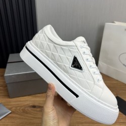 PRADA プラダ この時季だからお買い得 2024SS メンズ用 カジュアルシューズ
