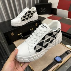 PRADA プラダ スタイリッシュな雰囲気 2024SS メンズ用 カジュアルシューズ