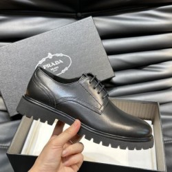 PRADA プラダ 遊び心が溢れるアイテム 2024SS メンズ用 ビジネスシューズ