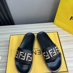FENDI フェンデイ カジュアルさも強めなアイテム 2024SS メンズ用 スリッパ