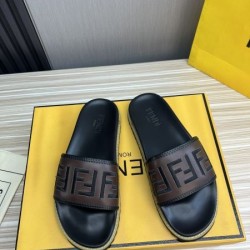 FENDI フェンデイ カジュアルさも強めなアイテム 2024SS メンズ用 スリッパ
