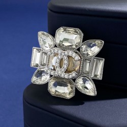 春夏ムードを高める最旬トレンド 2024SS ブローチ CHANEL シャネル