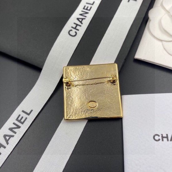 周りに差をつけるかっこいい1枚 2024SS ブローチ CHANEL シャネル