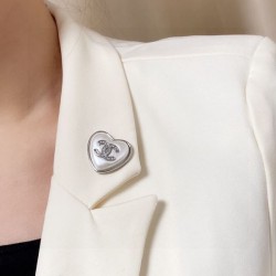 世の流行に左右されないデザイン 2024SS ブローチ CHANEL シャネル