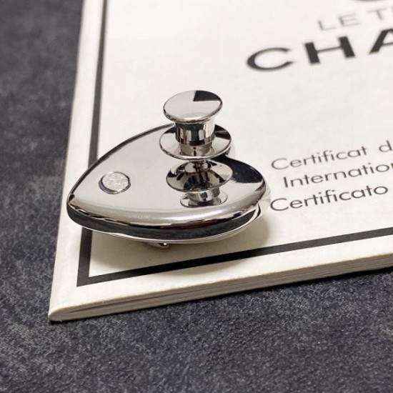 世の流行に左右されないデザイン 2024SS ブローチ CHANEL シャネル 世の流行に左右されないデザイン 2024SS ブローチ CHANEL シャネル