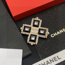 シンプルで大人っぽい印象が素敵 2024SS ブローチ CHANEL シャネル