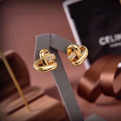 トップスからチラ見える安心 2024SS イヤリング CELINE セリーヌ 