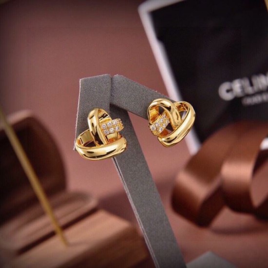トップスからチラ見える安心 2024SS イヤリング CELINE セリーヌ トップスからチラ見える安心 2024SS イヤリング CELINE セリーヌ