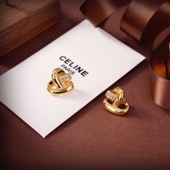 トップスからチラ見える安心 2024SS イヤリング CELINE セリーヌ トップスからチラ見える安心 2024SS イヤリング CELINE セリーヌ