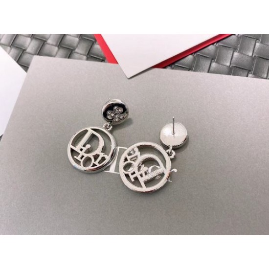 毎シーズン人気が高い 2024SS イヤリング DIOR ディオール 毎シーズン人気が高い 2024SS イヤリング DIOR ディオール