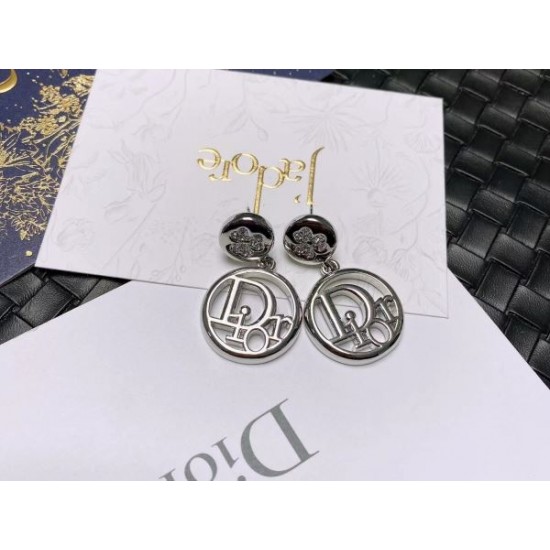 毎シーズン人気が高い 2024SS イヤリング DIOR ディオール 毎シーズン人気が高い 2024SS イヤリング DIOR ディオール