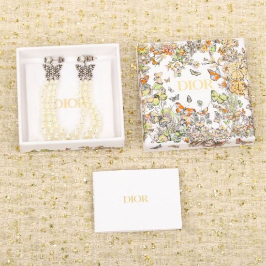 きれいめコーデに変身 2024SS イヤリング DIOR ディオール きれいめコーデに変身 2024SS イヤリング DIOR ディオール