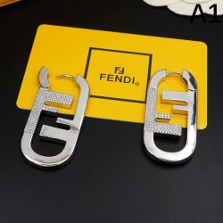 夏のおでかけにもぴったり 2024SS イヤリング FENDI フェンデイ