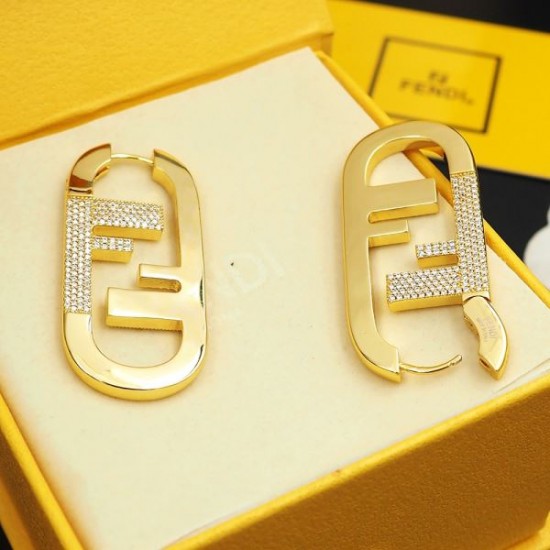夏のおでかけにもぴったり 2024SS イヤリング FENDI フェンデイ 夏のおでかけにもぴったり 2024SS イヤリング FENDI フェンデイ