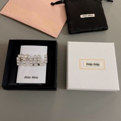 この夏に入れるべき 2024SS 髪飾り MIU MIU ミュウミュウ