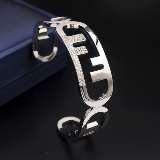 限定発売の夏季新作 2024SS ブレスレット FENDI フェンデイ 限定発売の夏季新作 2024SS ブレスレット FENDI フェンデイ