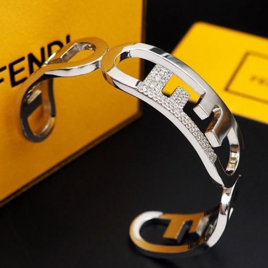 限定発売の夏季新作 2024SS ブレスレット FENDI フェンデイ 限定発売の夏季新作 2024SS ブレスレット FENDI フェンデイ