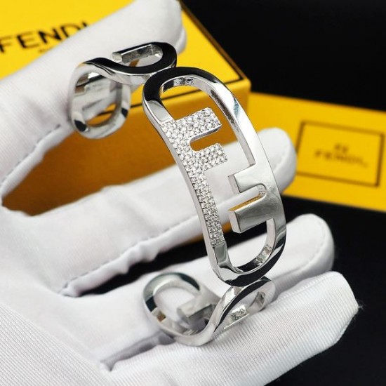 限定発売の夏季新作 2024SS ブレスレット FENDI フェンデイ 限定発売の夏季新作 2024SS ブレスレット FENDI フェンデイ
