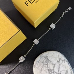 この夏に入れるべき 2024SS ブレスレット FENDI フェンデイ