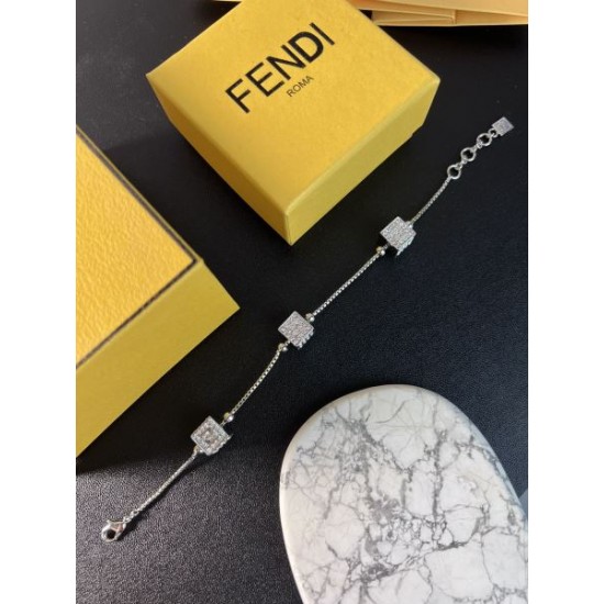 この夏に入れるべき 2024SS ブレスレット FENDI フェンデイ