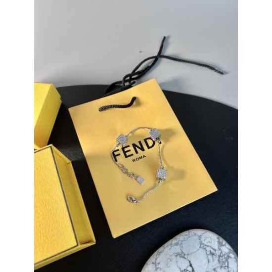 この夏に入れるべき 2024SS ブレスレット FENDI フェンデイ