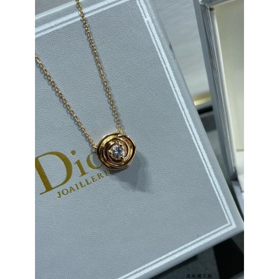 上品なカジュアルコーデに 2024SS ネックレス DIOR ディオール 上品なカジュアルコーデに 2024SS ネックレス DIOR ディオール