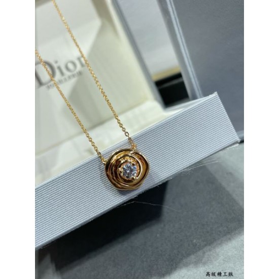 上品なカジュアルコーデに 2024SS ネックレス DIOR ディオール 上品なカジュアルコーデに 2024SS ネックレス DIOR ディオール