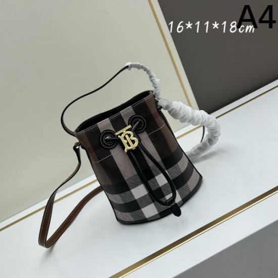 春夏の必需アイテム 2024SS トートバッグ BURBERRY バーバリー 春夏の必需アイテム 2024SS トートバッグ BURBERRY バーバリー