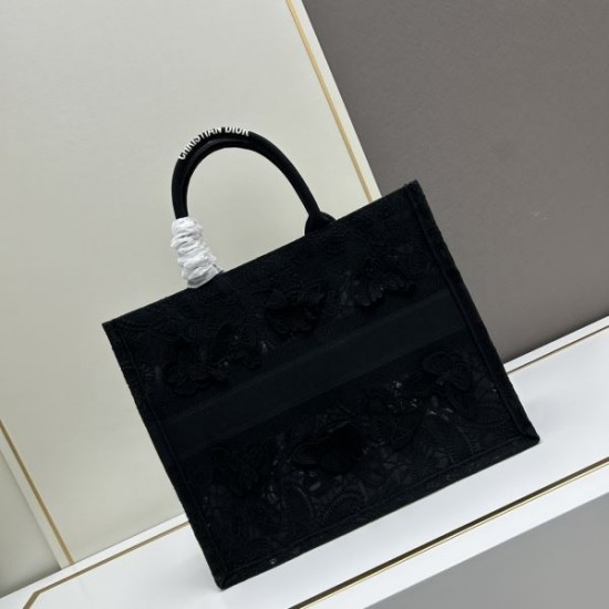 上品なカジュアルコーデに 2024SS トートバッグ DIOR ディオール 上品なカジュアルコーデに 2024SS トートバッグ DIOR ディオール