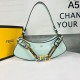 著名人やセレブも愛用する 2024SS トートバッグ FENDI フェンデイ 著名人やセレブも愛用する 2024SS トートバッグ FENDI フェンデイ