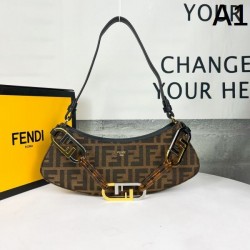 季節の変わり目に活躍する 2024SS トートバッグ FENDI フェンデイ
