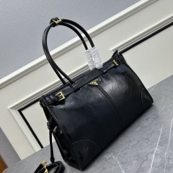 オシャレに圧倒的な人気の 2024SS トートバッグ PRADA プラダ