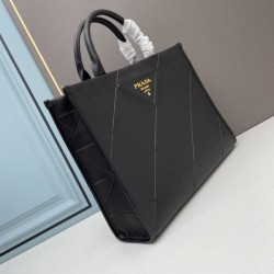 夏の最旬スタイルを楽しい 2024SS トートバッグ PRADA プラダ