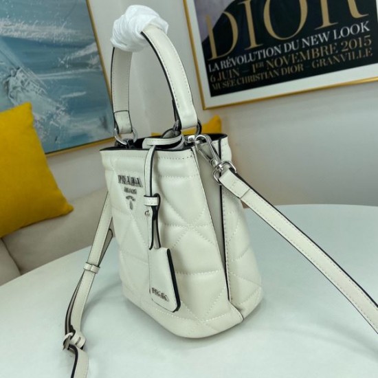 新作エレガントに着こなす 2024SS トートバッグ PRADA プラダ 新作エレガントに着こなす 2024SS トートバッグ PRADA プラダ
